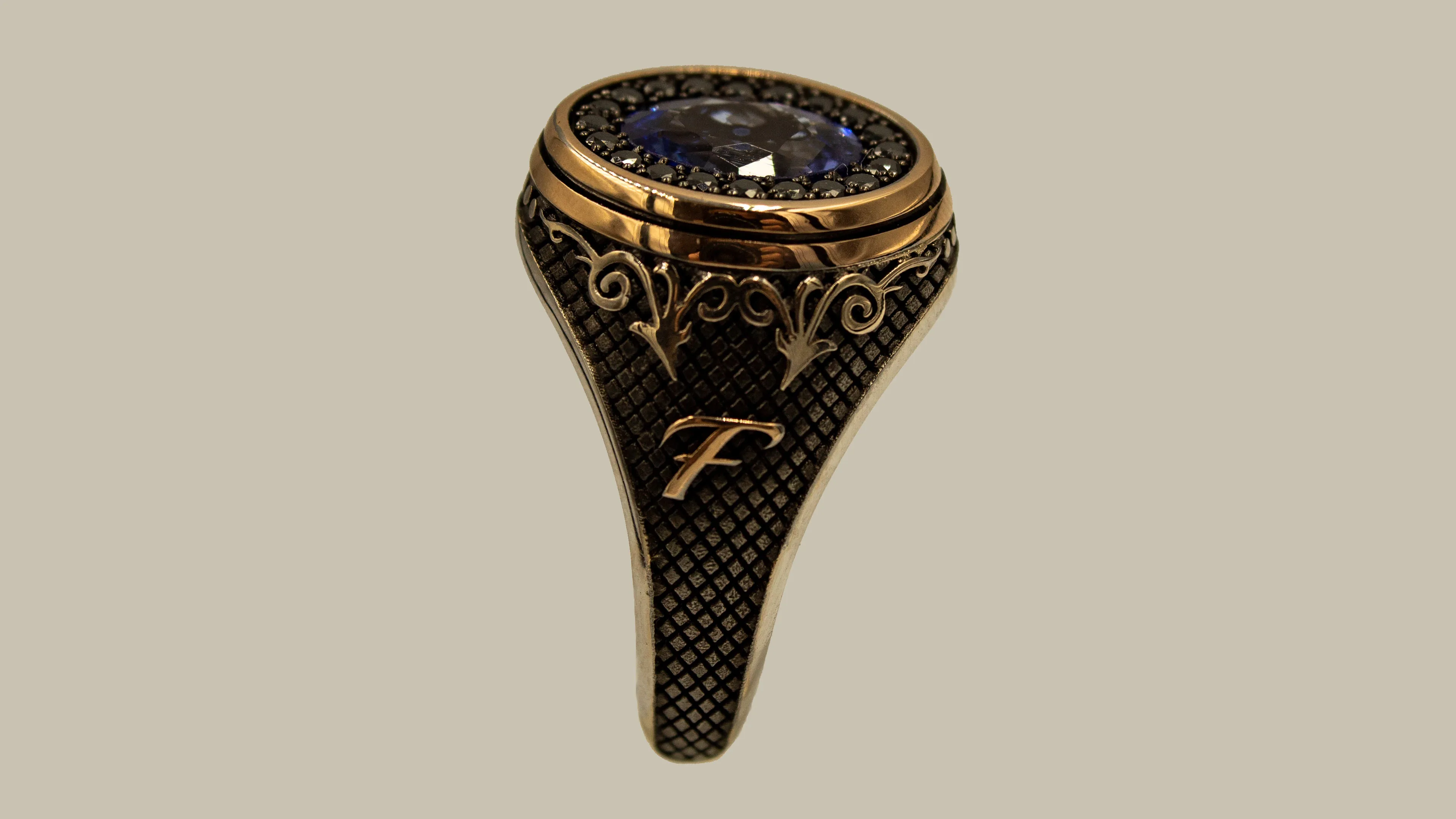 L' anello è stato creato in oro bianco e rosé da 18 Kt, nel centrale è presente una tanzanite ct. 2,24 che proviene dalla Tanzania in Africa orientale, è presente anche un contorno formato da black diamond ct. 0,25.