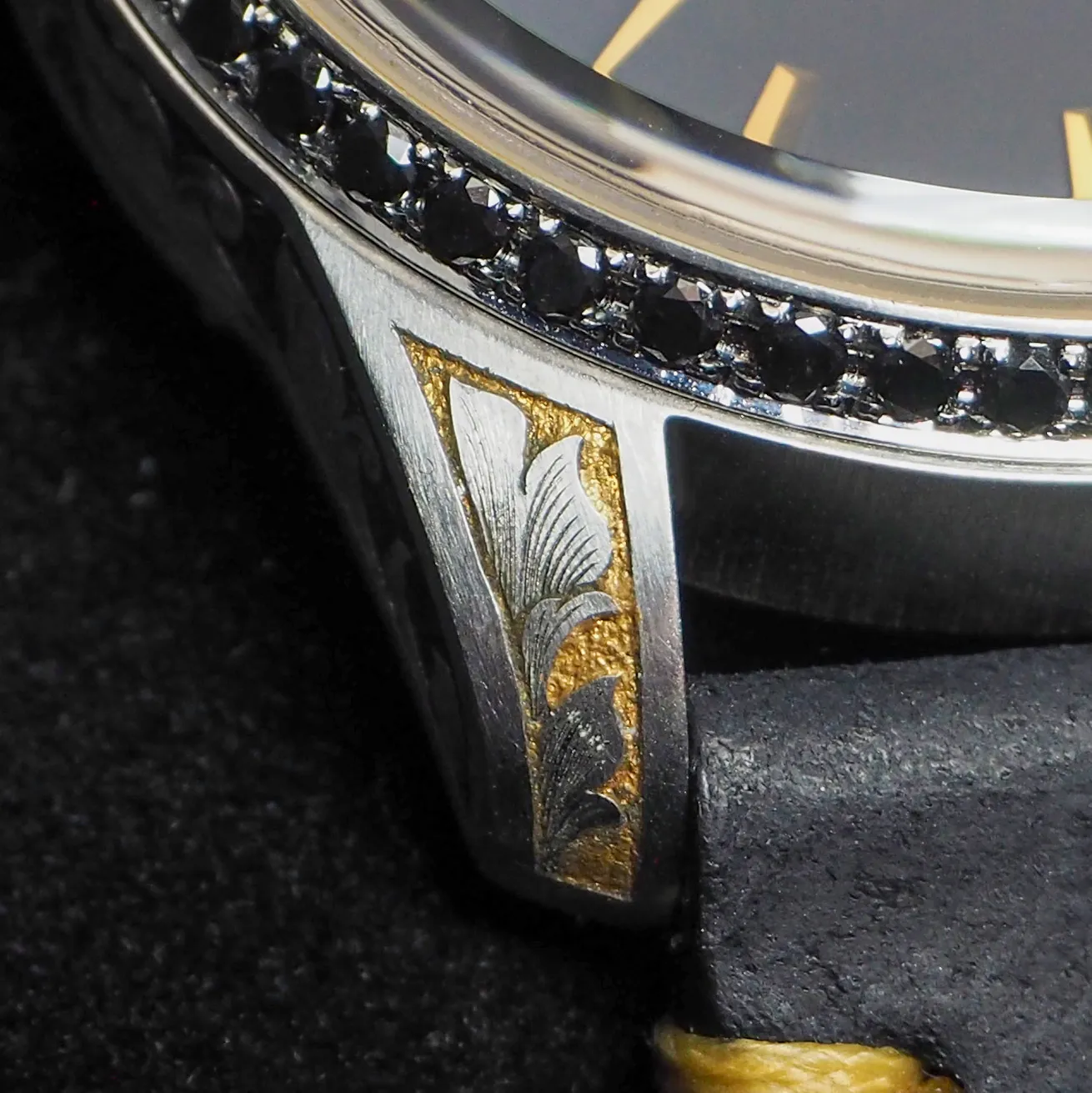 Orologio Redentore meccaniche veneziane inciso e con diamanti neri incastonati da JL Gioielli