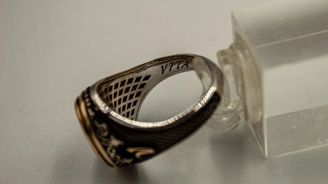 L' anello è stato creato in oro bianco e rosé da 18 Kt, nel centrale è presente una tanzanite ct. 2,24 che proviene dalla Tanzania in Africa orientale, è presente anche un contorno formato da black diamond ct. 0,25.