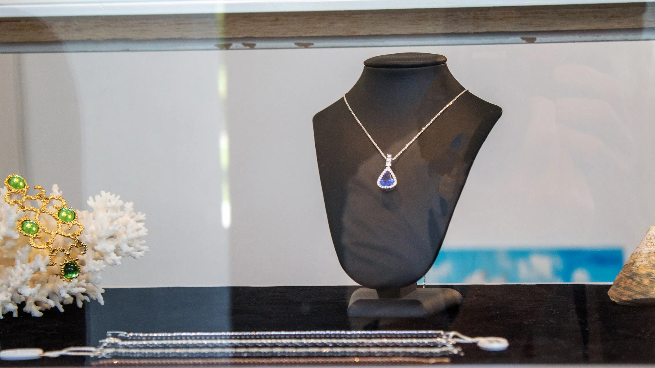 Collana zaffiro e diamanti su espositore