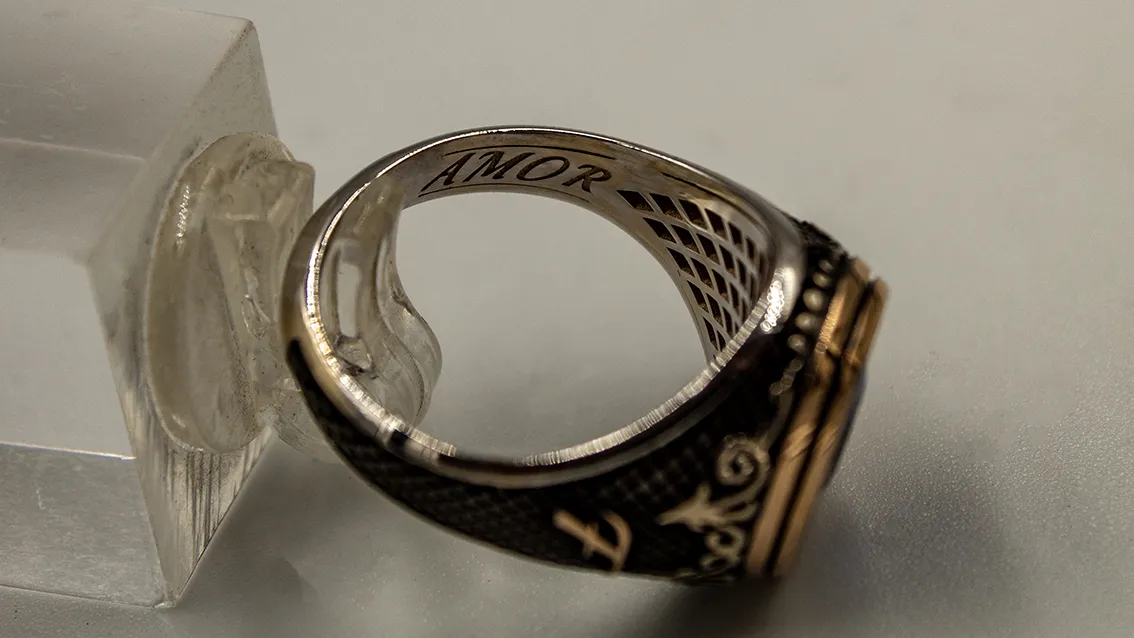 L' anello è stato creato in oro bianco e rosé da 18 Kt, nel centrale è presente una tanzanite ct. 2,24 che proviene dalla Tanzania in Africa orientale, è presente anche un contorno formato da black diamond ct. 0,25.