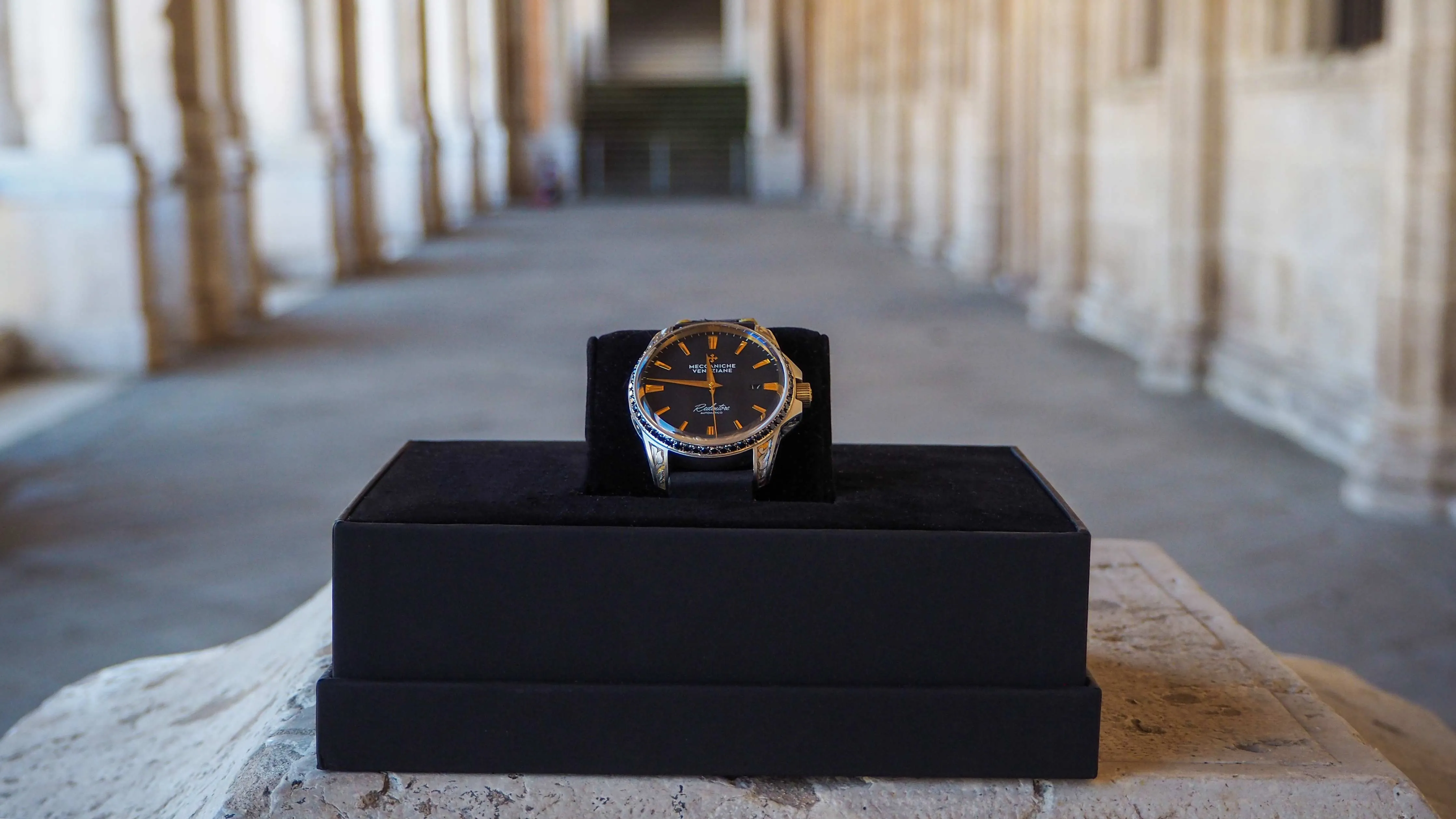 Orologio Redentore meccaniche veneziane inciso e con diamanti neri incastonati da JL Gioielli