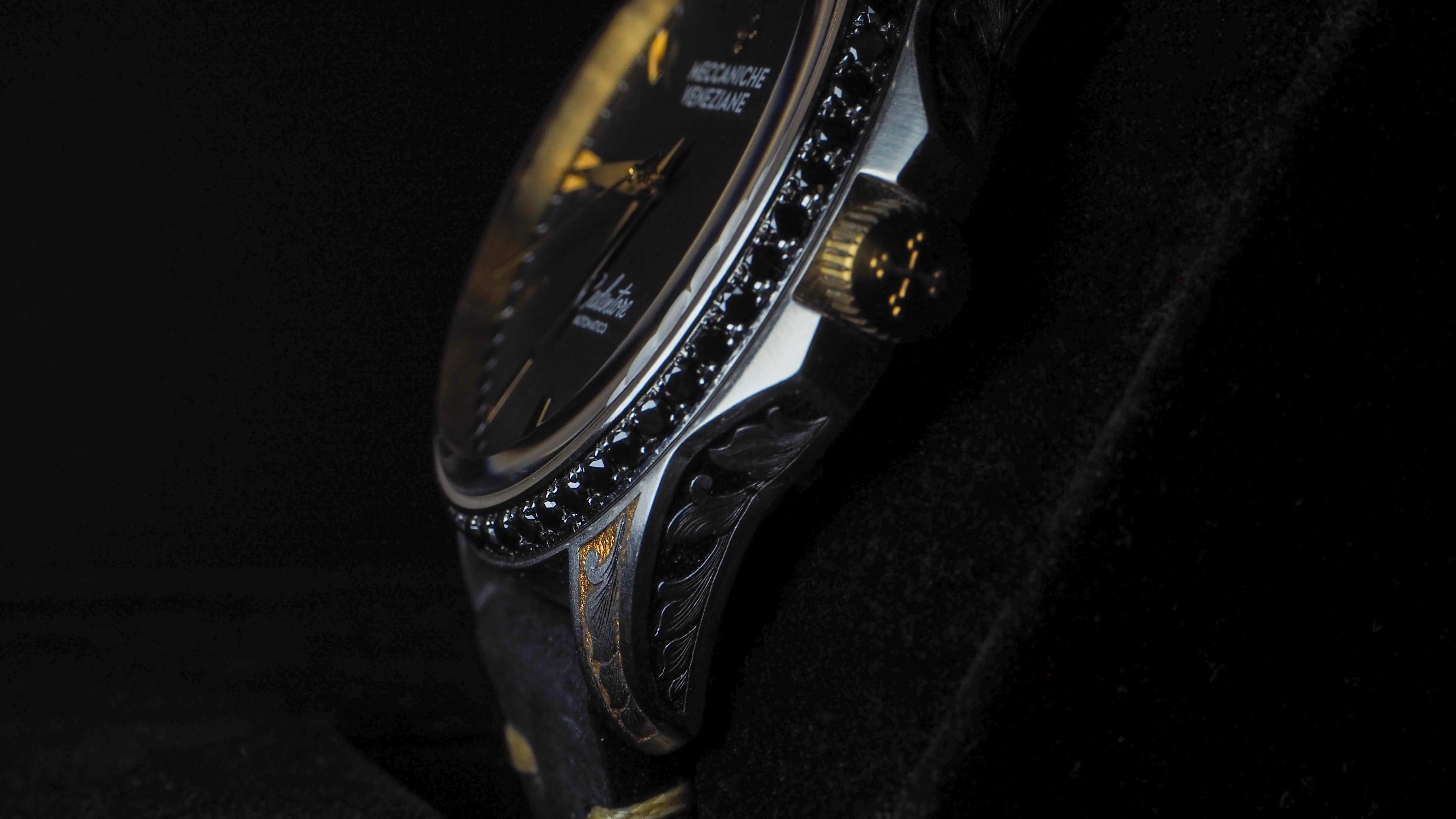 Orologio Redentore meccaniche veneziane inciso e con diamanti neri incastonati da JL Gioielli