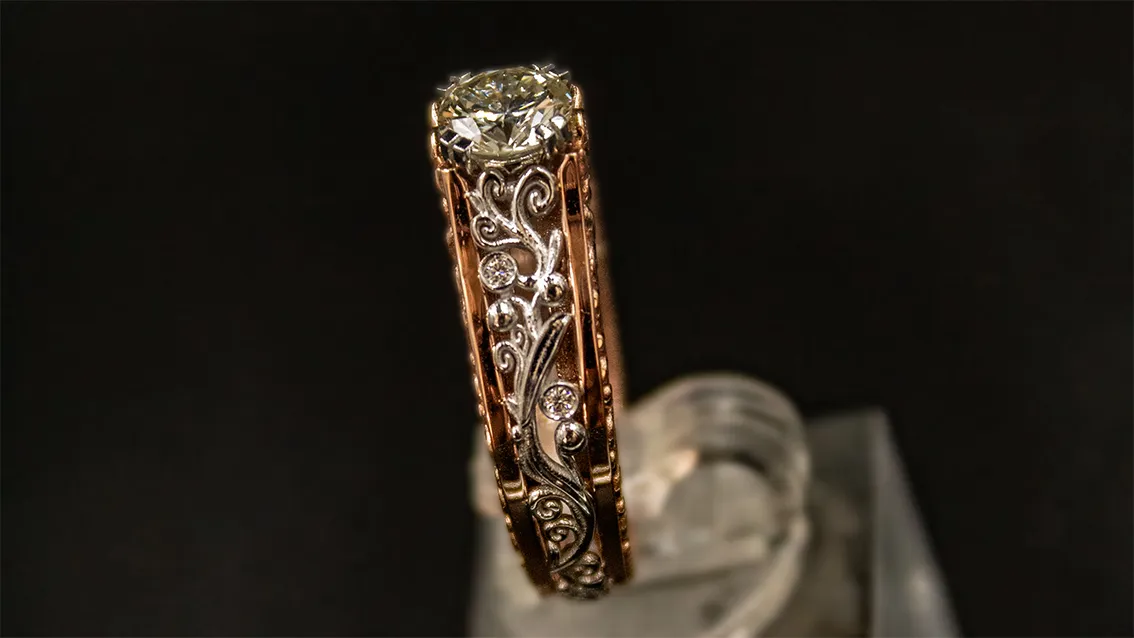 L' anello è stato creato in oro bianco e rosé da 18 Kt, nel centrale è presente un diamante da ct. 0,88 e nel laterale sono presenti dei diamanti da ct. 0,08