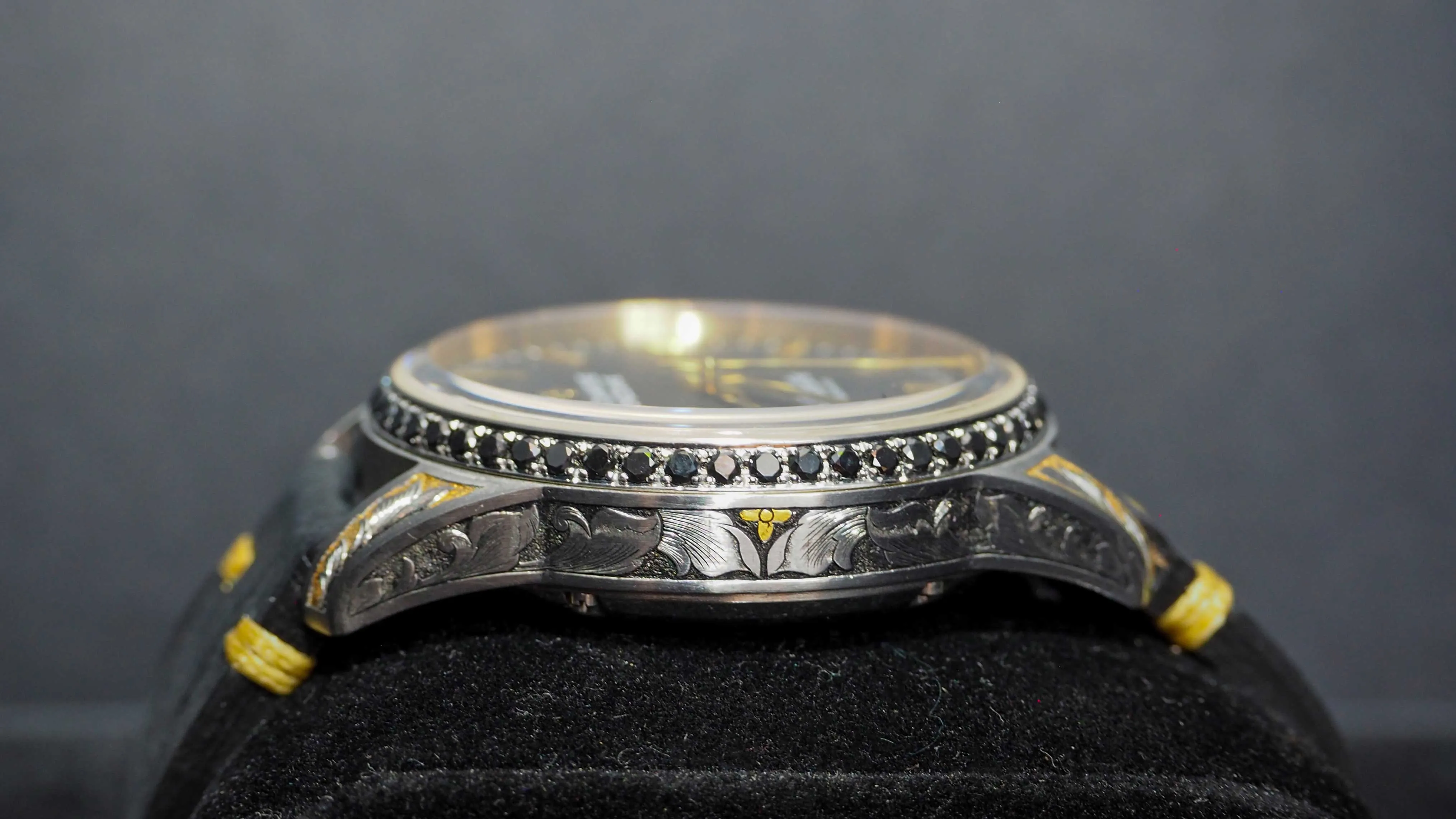 Orologio Redentore meccaniche veneziane inciso e con diamanti neri incastonati da JL Gioielli