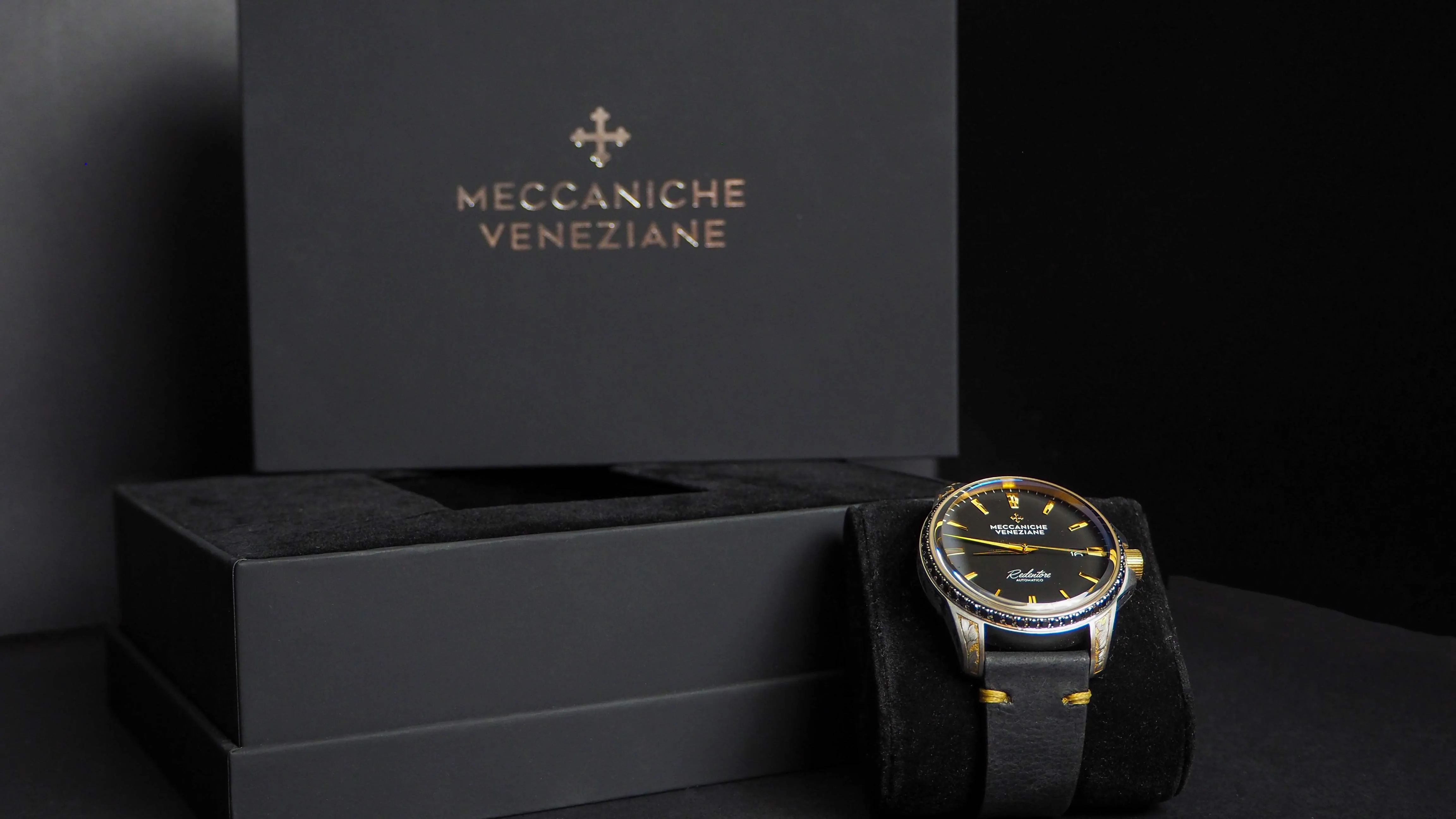 Orologio Redentore meccaniche veneziane inciso e con diamanti neri incastonati da JL Gioielli